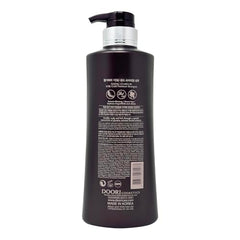 Daeng Gi Meo Ri Ki Gold Premium Shampoo pour showing even distribution on wet hair.