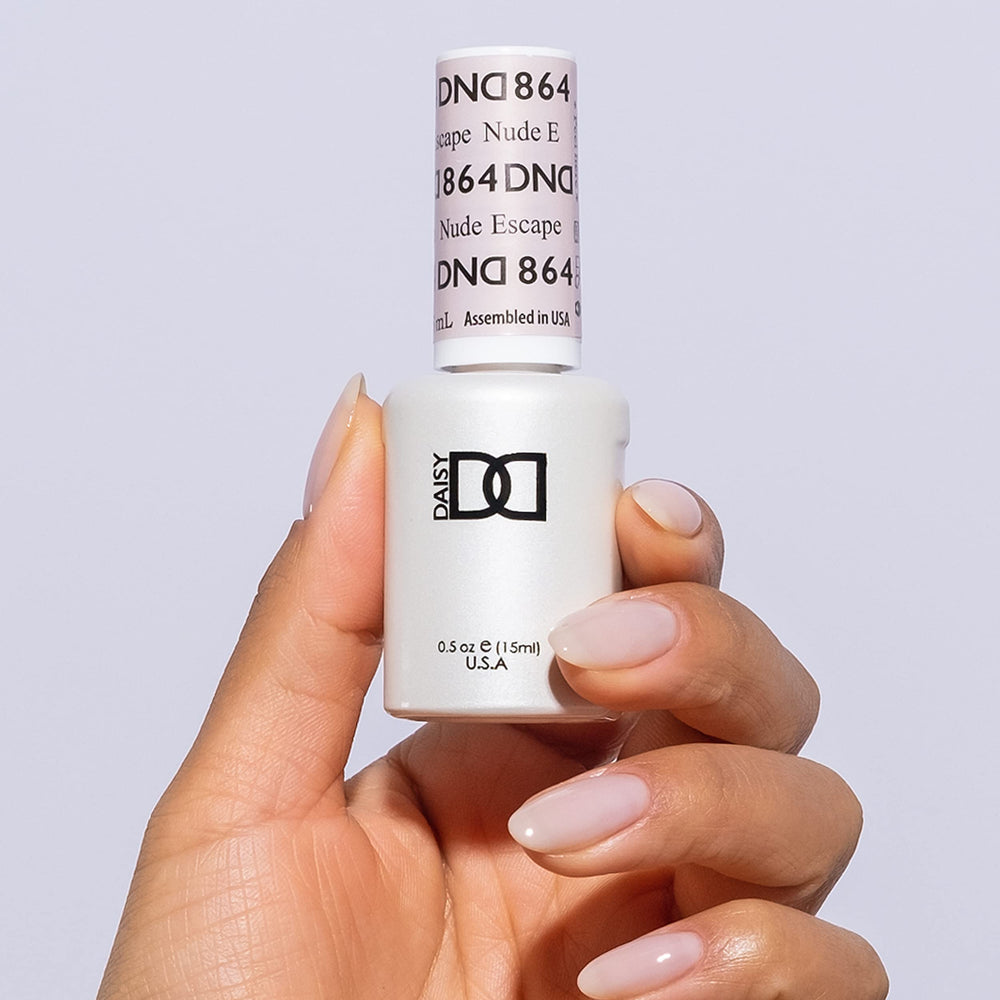 DAISY DND Nude Escape lacquer swatch displaying a matching nude finish.