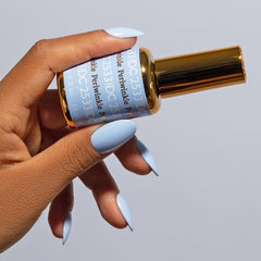 Daisy DND air dry lacquer bottle in Periwinkle 2533 for a coordinated finish.