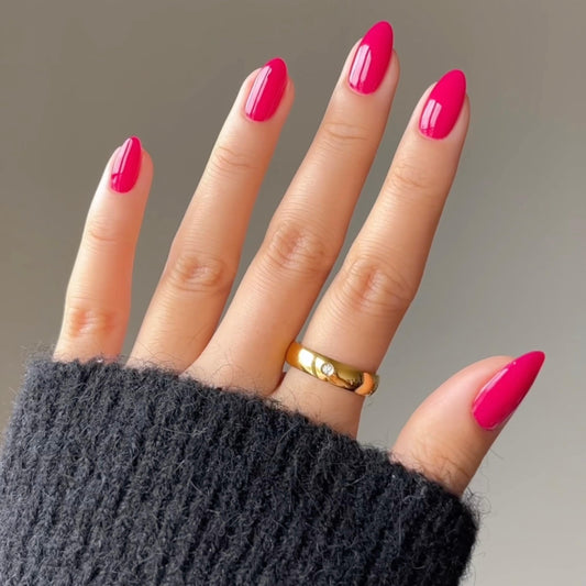 Daisy DND Crimson lacquer bottle side highlights dual-use gel and lacquer finish.