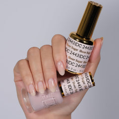 DAISY DND DC duo pack front view shows matching gel polish and lacquer.