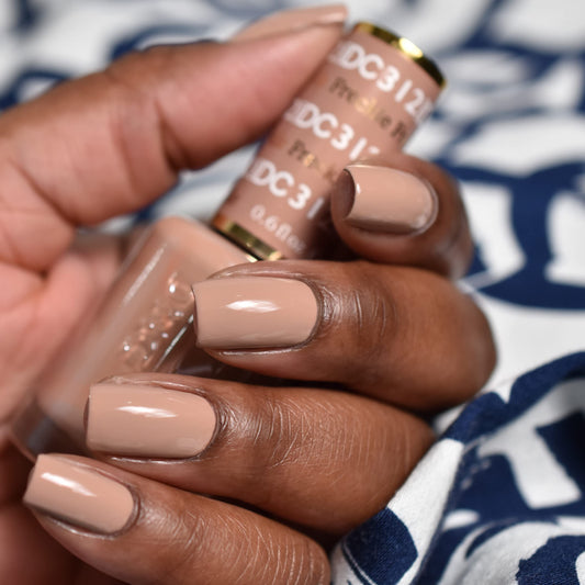 Daisy DND Freckle 312 lacquer bottle pairs color with durable shine