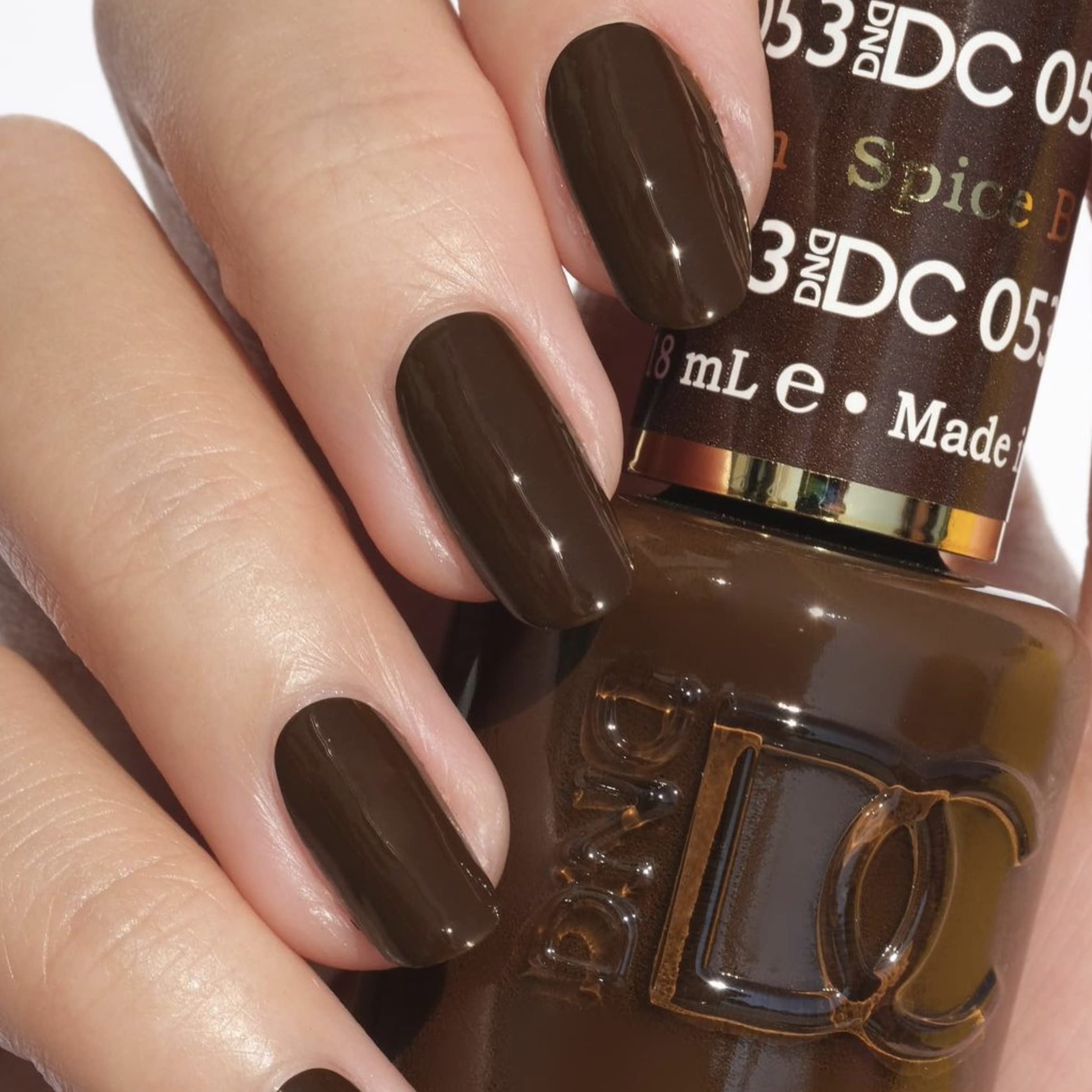Daisy DND DC gel polish bottle in Spiced Brown highlights premium pigmentation for a bold manicure