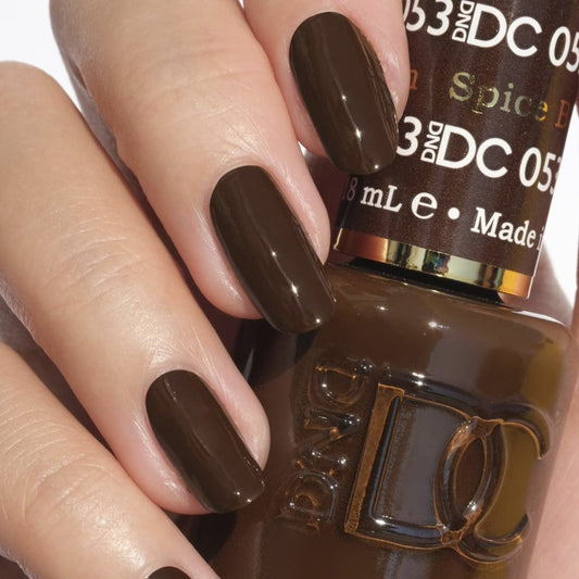 Daisy DND DC gel polish bottle in Spiced Brown highlights premium pigmentation for a bold manicure