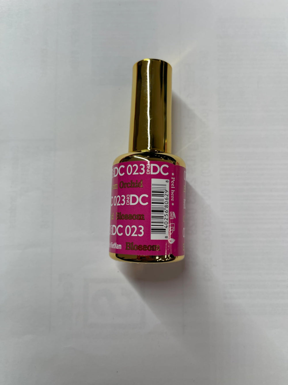 DAISY DND glossy finish close-up on cured nails