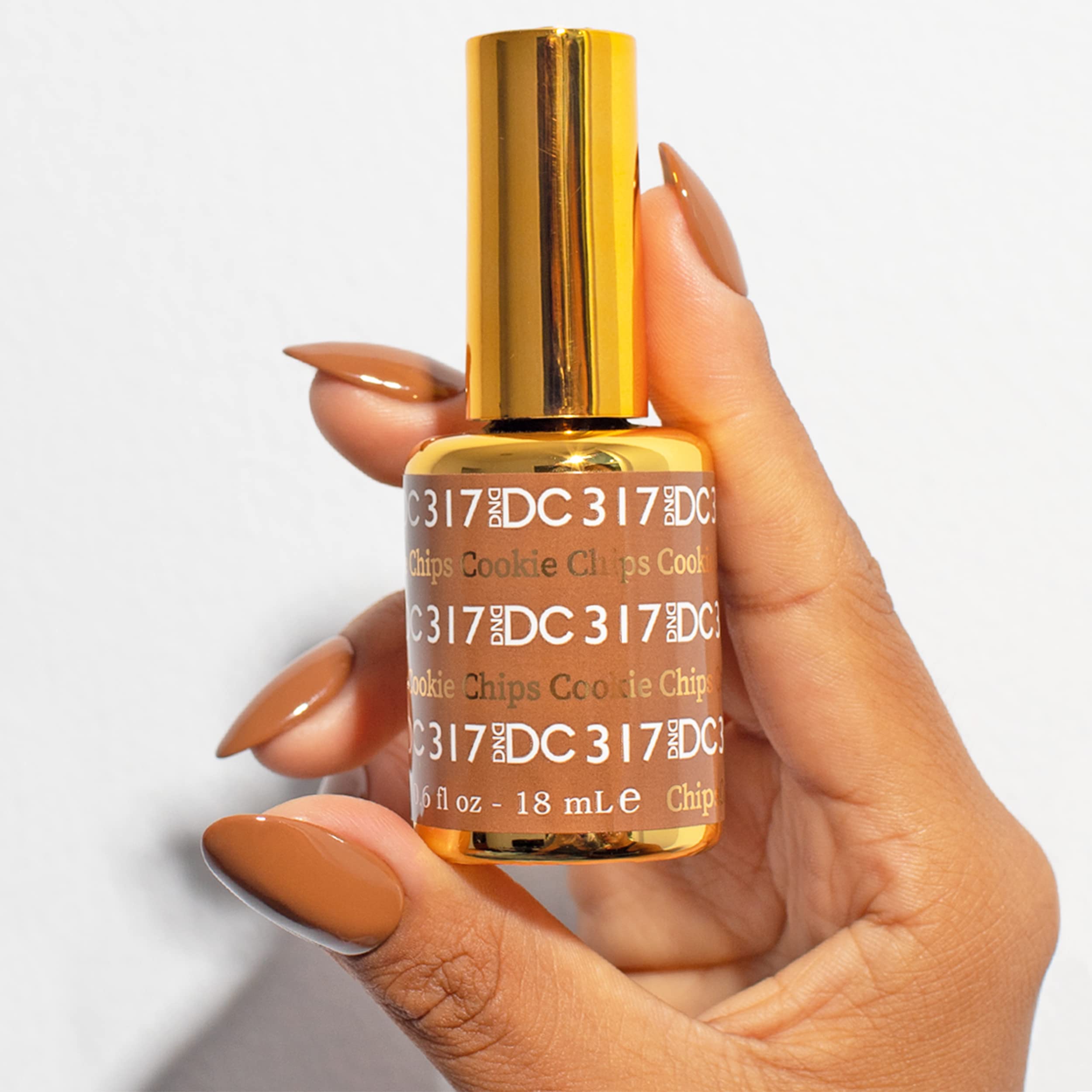 Daisy DND DC gel polish bottle close-up with glossy finish