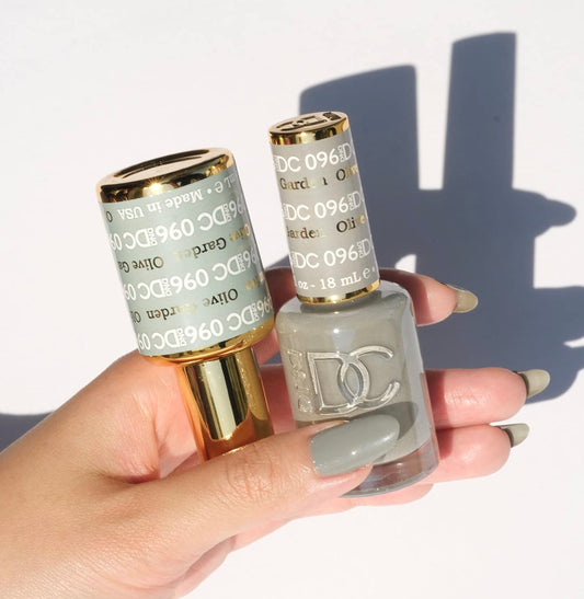 Daisy DND cap close-up showing the gel and lacquer duo for coordinated nails