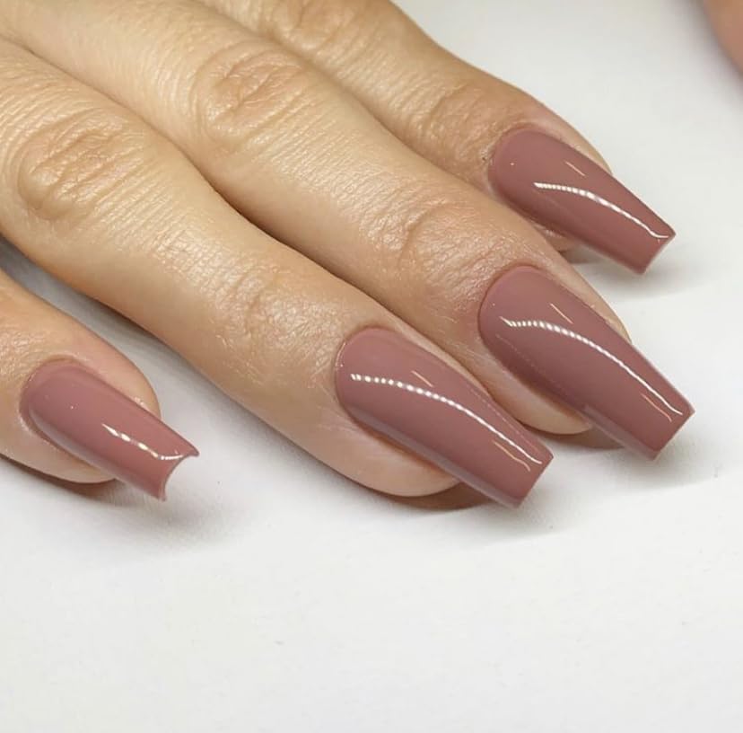 Daisy DND DC gel polish sandy brown bottle and brush for precise application.