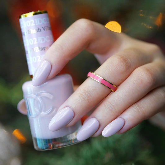 DAISY DND DC gel polish swatch on palette reveals creamy, chip-resistant finish.