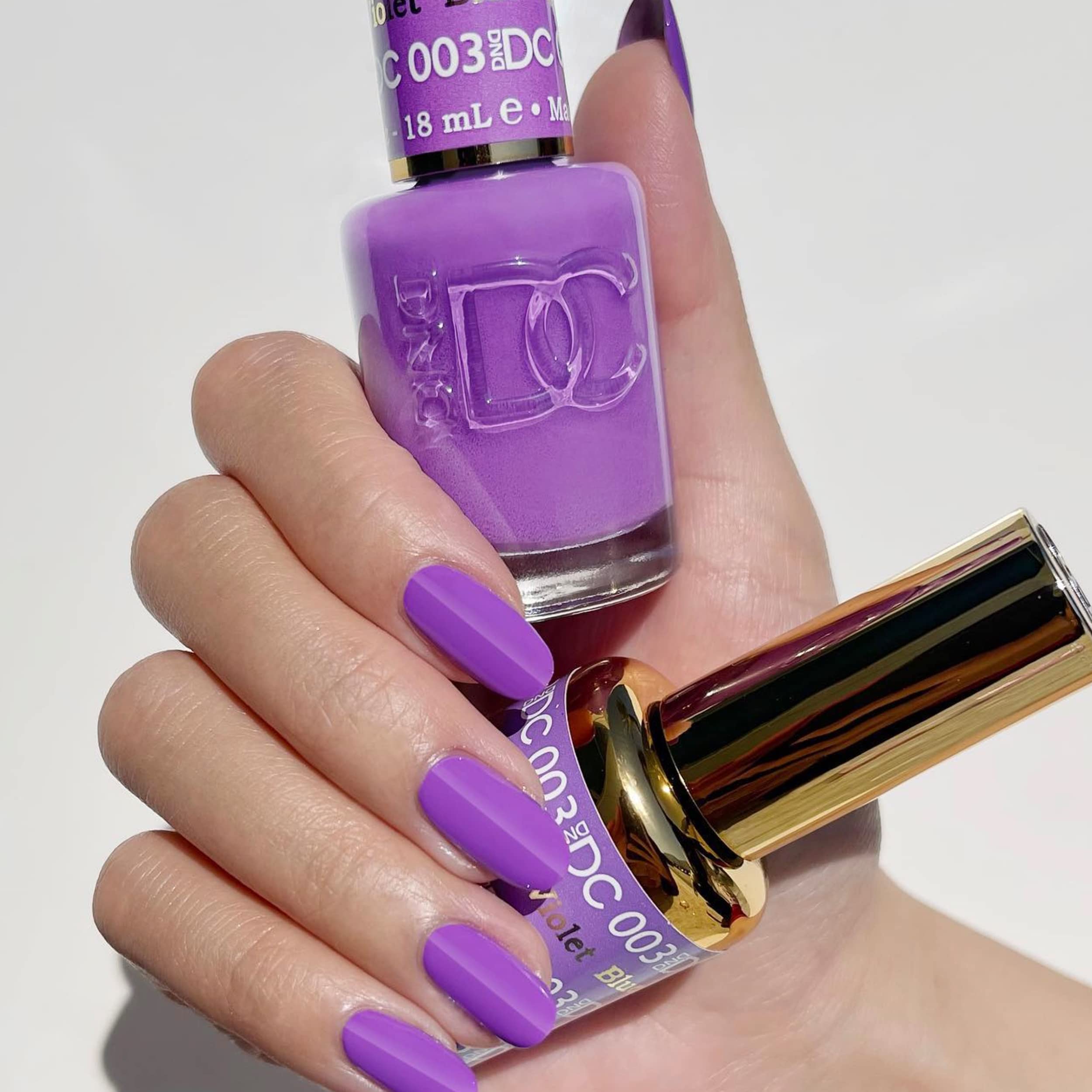 DAISY DND DND DC gel polish duo pack highlighting matching lacquer for coordinated finishes