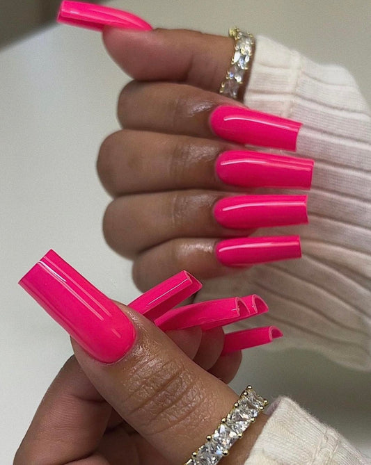 Daisy DND Coral Bells 279 gel polish and lacquer duo for easy at-home manicure.