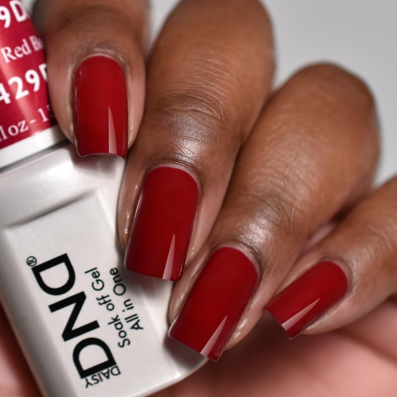 DAISY DND gel polish with brush ready for precise application at home
