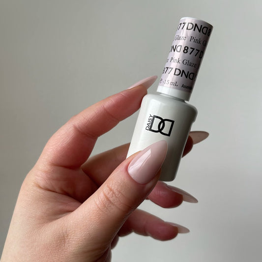DAISY DND gel polish bottle in Pink Glaze 877 highlights color and finish