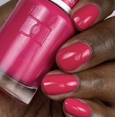 DAISY DND lacquer 711 Kandy bottle offers glossy, chip-free coverage.