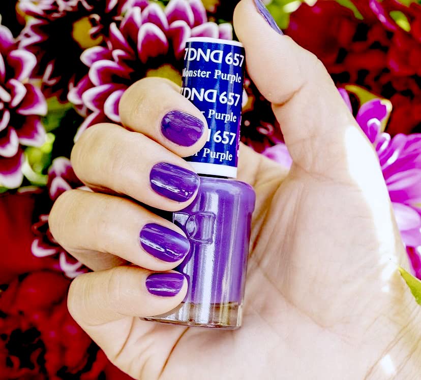 DAISY DND Monster Purple 657 gel bottle beside lacquer for a color-matched finish.