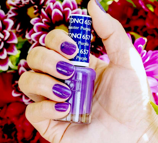 DAISY DND Monster Purple 657 gel bottle beside lacquer for a color-matched finish.