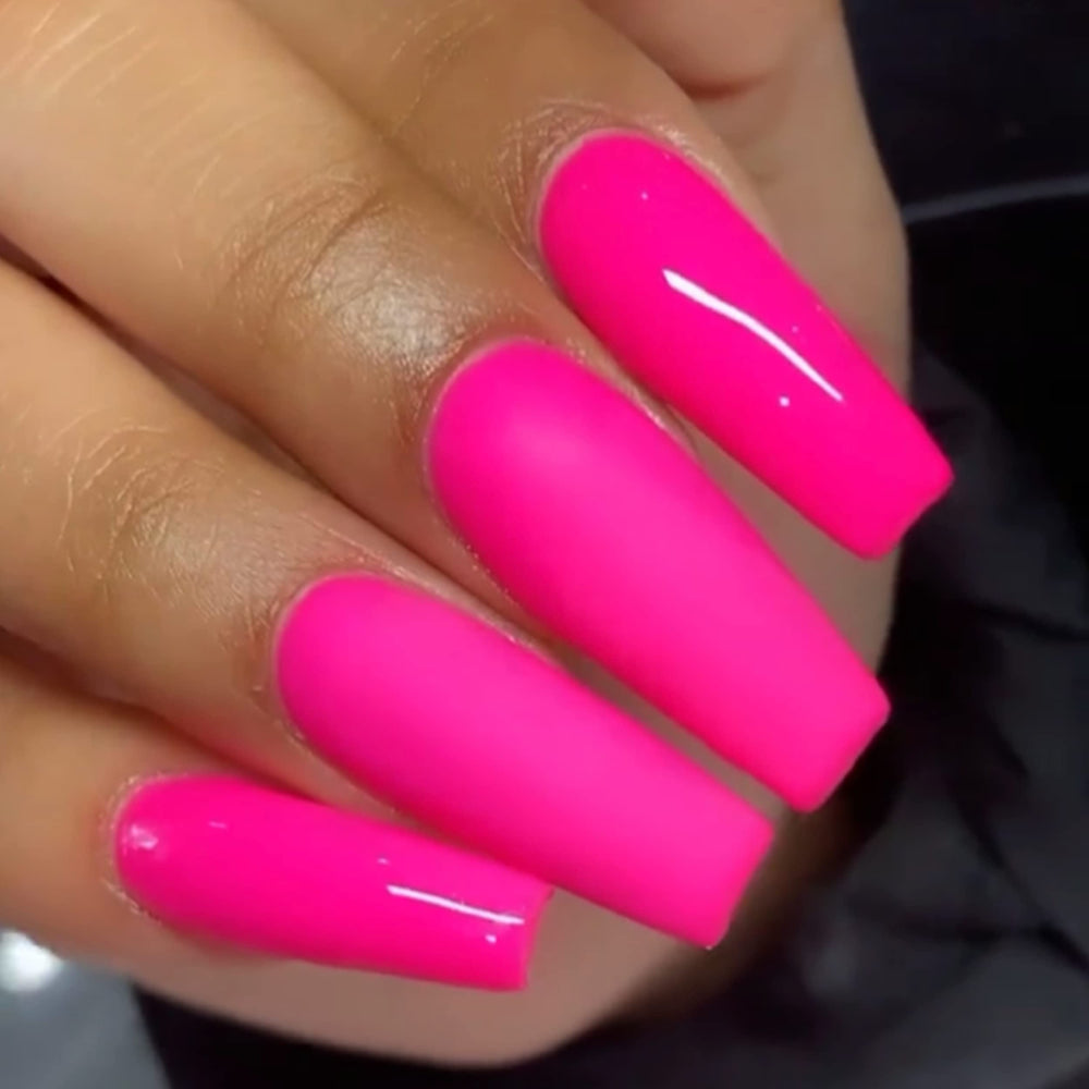 DAISY DND Pink 640 lacquer bottle for a glossy, chip-free finish