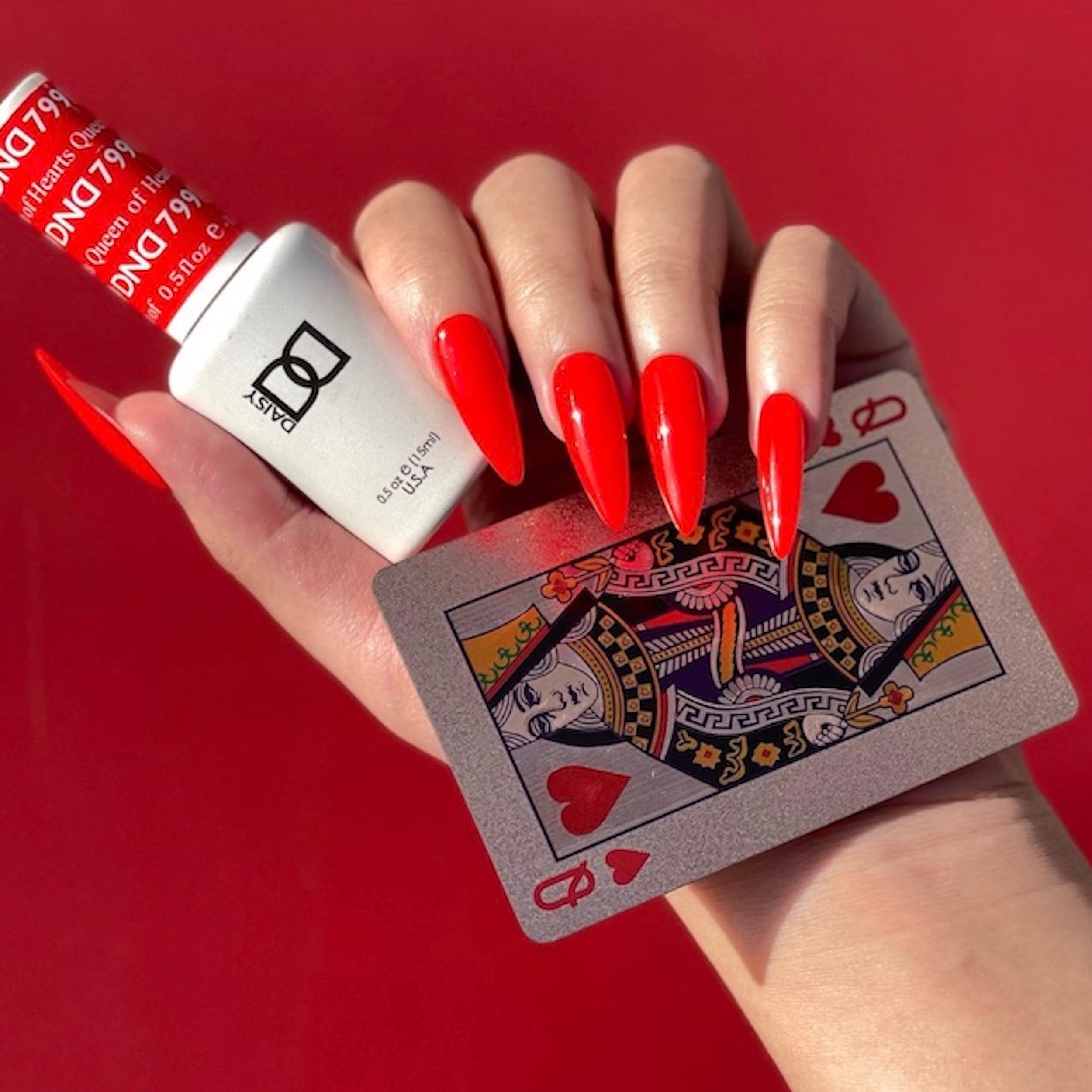 DAISY DND Queen of Hearts lacquer bottle with glossy red finish