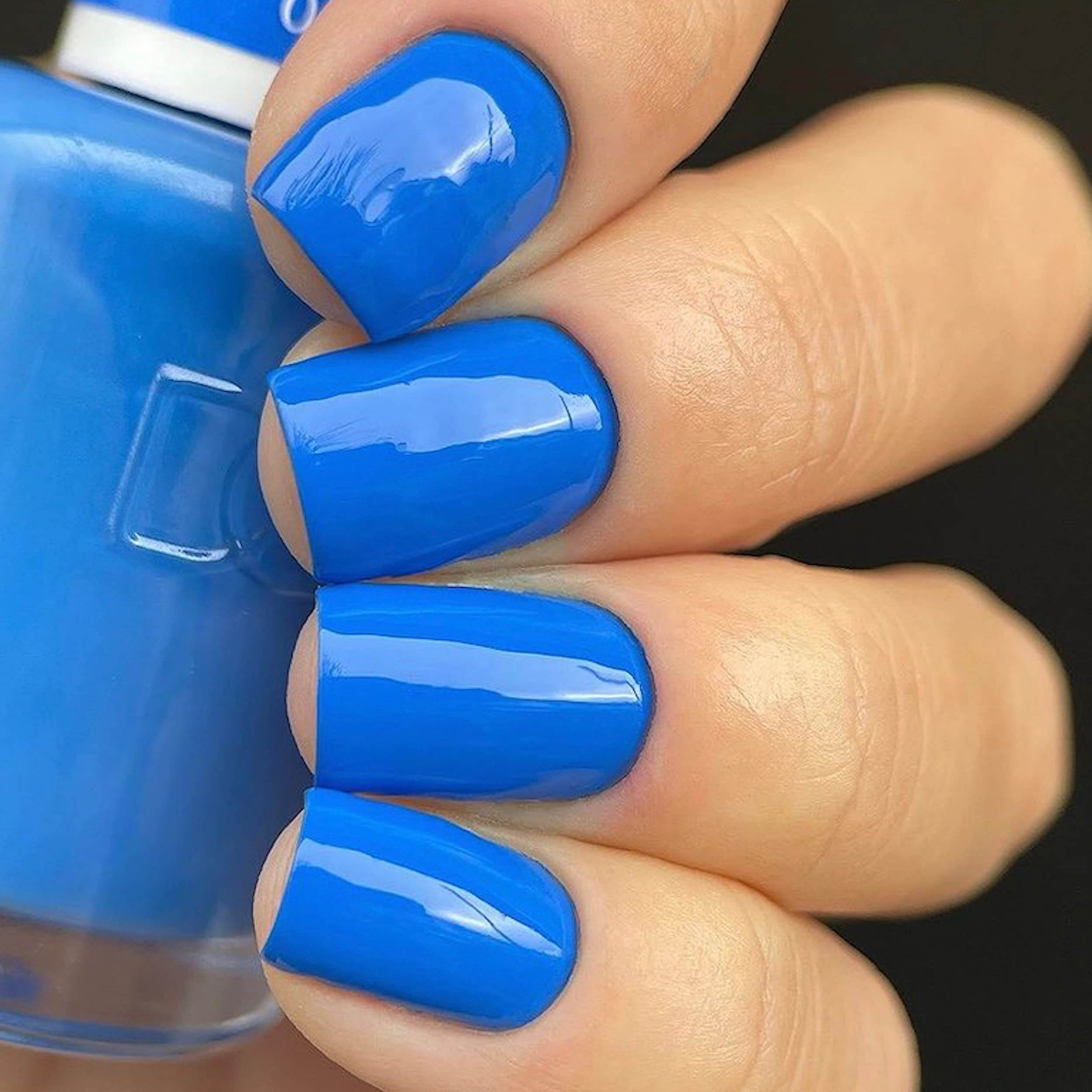 Daisy DND Rock n Blue lacquer bottle with quick-dry finish for chip-free color.