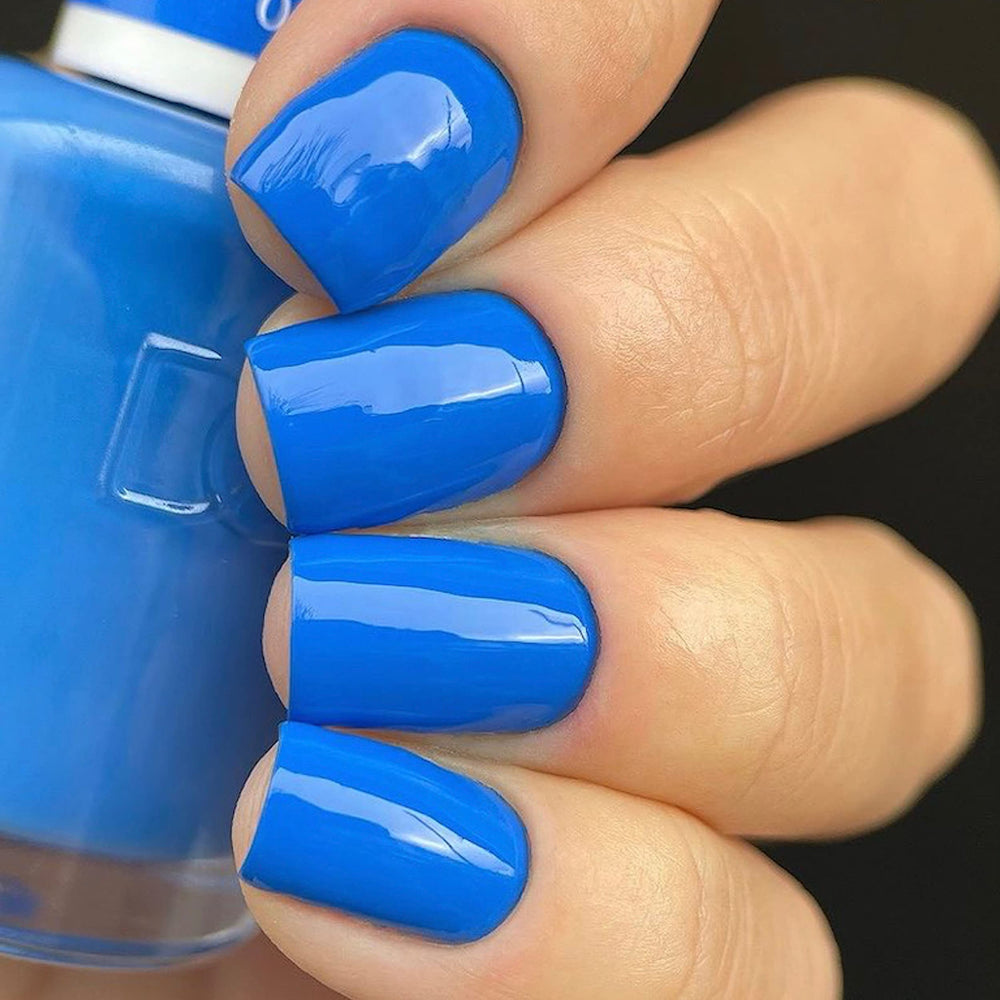 Daisy DND Rock n Blue lacquer bottle with quick-dry finish for chip-free color.