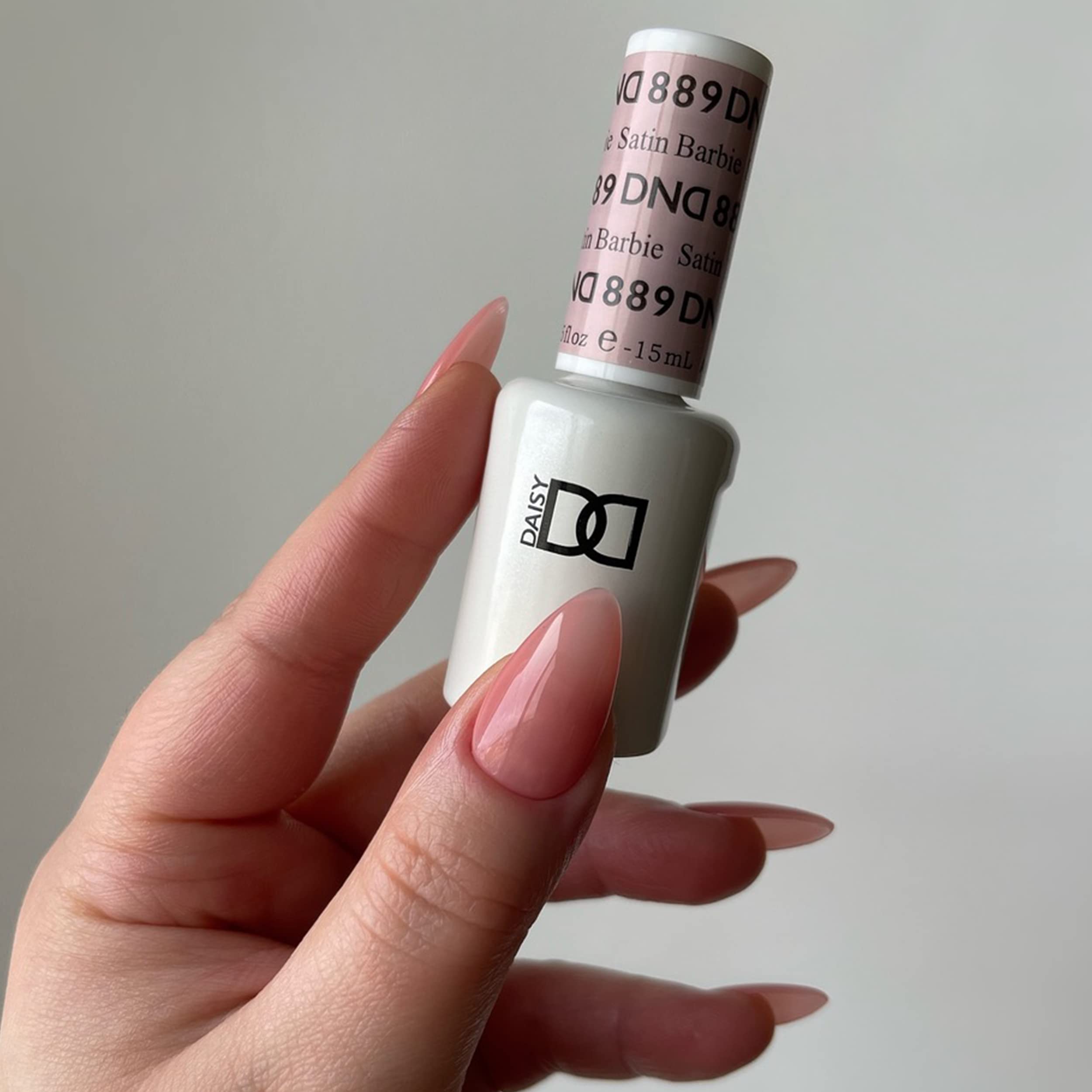 Daisy DND Satin 889 lacquer bottle showing matching sheer color for chip-free finish.