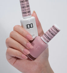 DAISY DND Sheer In The City 882 lacquer bottle for a shiny finish