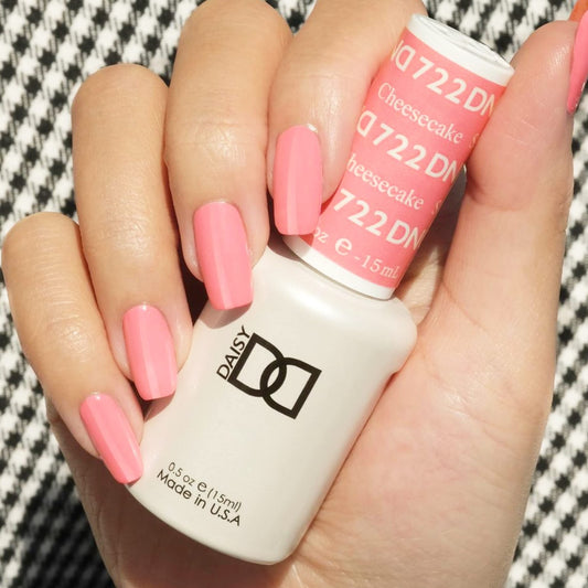 DAISY DND Strawberry Cheesecake lacquer bottle for matching shade
