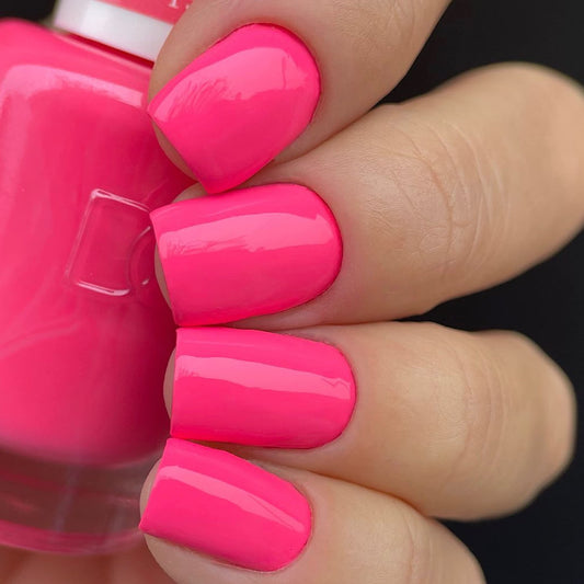 DAISY DND Sweet Tooth lacquer bottle in matching pink shade for cohesive mani