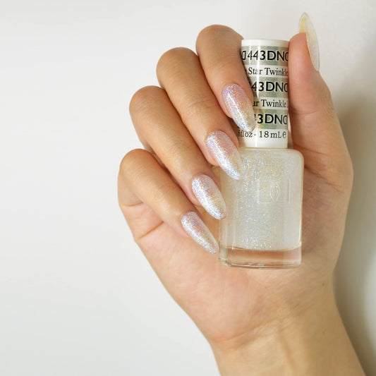 DAISY DND Twinkle Little Star lacquer close-up for durable color and smooth finish.