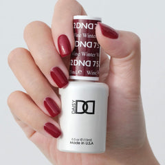 Daisy DND Winter Wine lacquer bottle demonstrating easy removal.