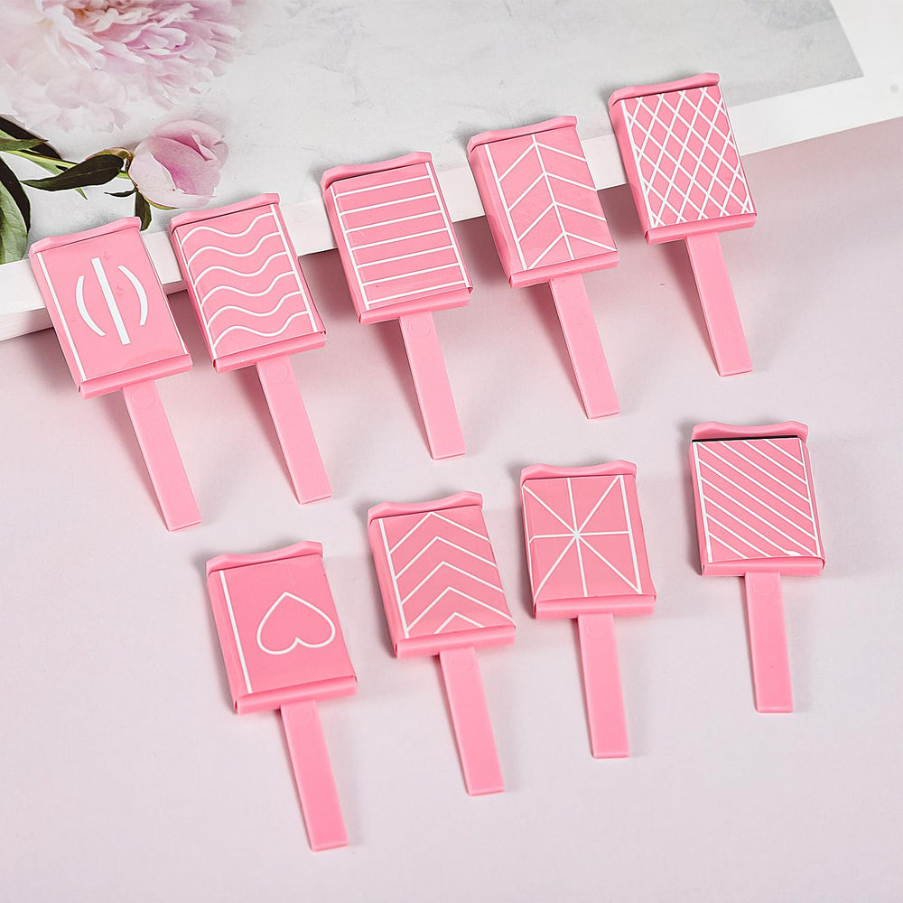 DANNEASY cat eye magnet-on-nail during use enables precise patterns.