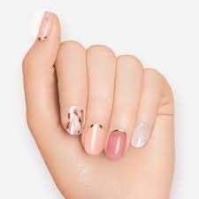 Dashing Diva Plush Sorbet gel strips deliver a high-gloss finish and easy application