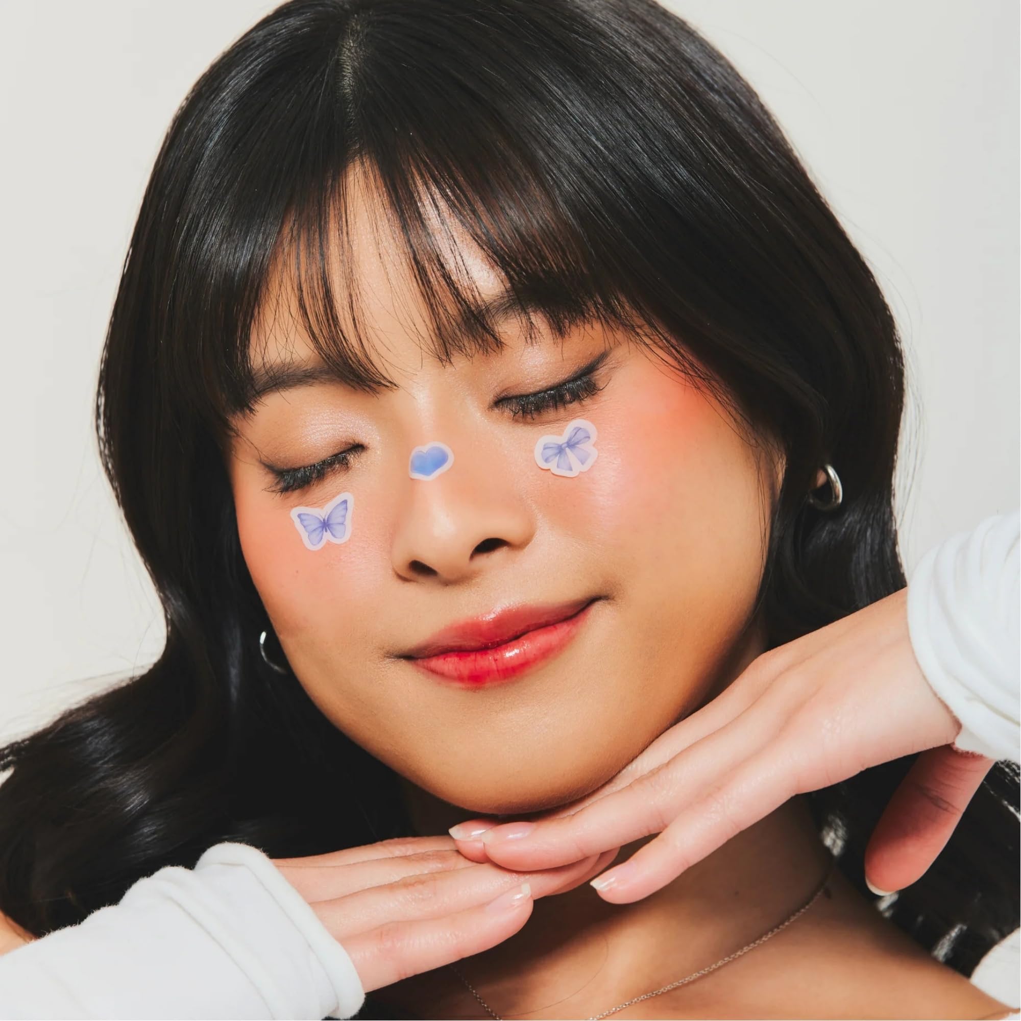 Dearcloud patches featuring wings design promote smoother appearance while you rest.