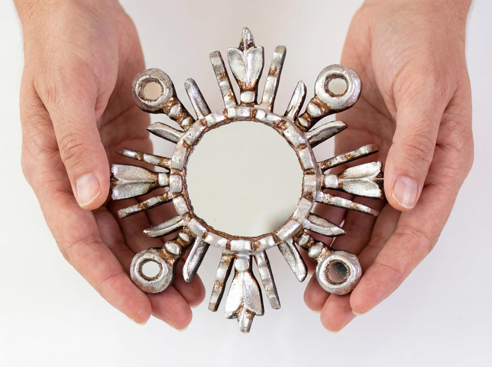 DecorContreras entryway mirror creates a welcoming first impression.