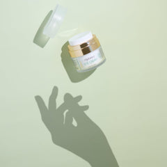 Night-time use of Delúvia eye cream for gentle moisturization around eyes
