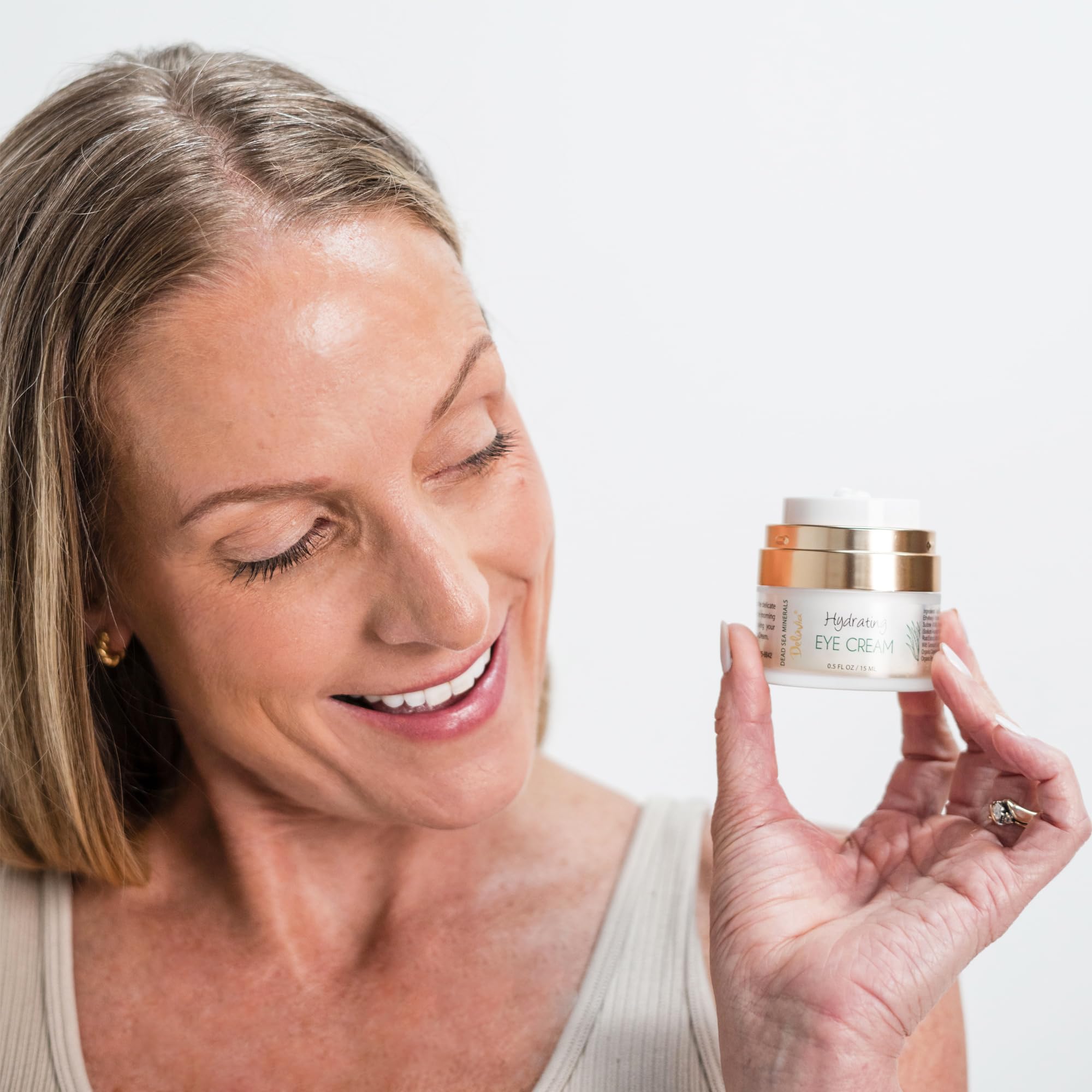 Under-eye area receiving Delúvia hydration around the eye