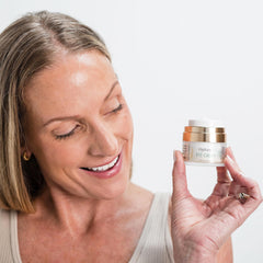 Under-eye area receiving Delúvia hydration around the eye