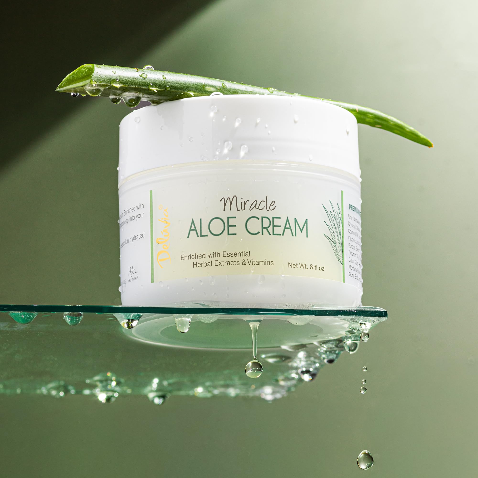 DELÚVIA Miracle Aloe Cream being applied by hands for easy absorption.