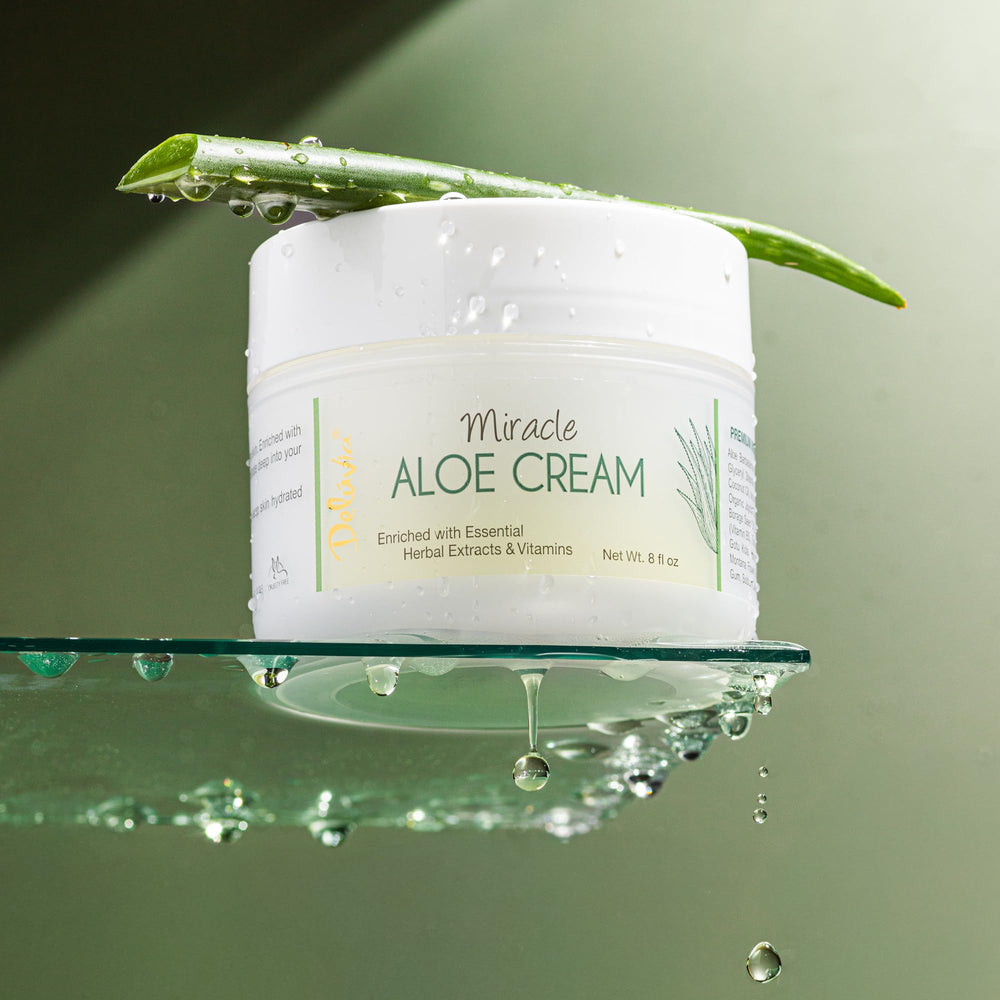 DELÚVIA Miracle Aloe Cream being applied by hands for easy absorption.