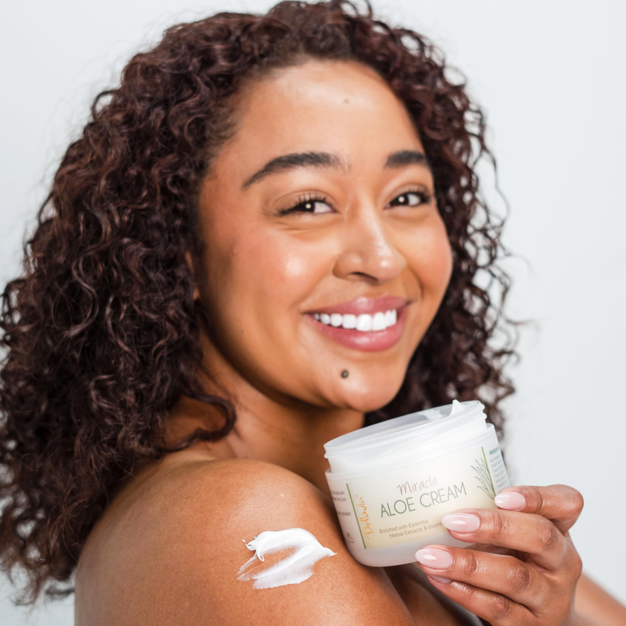 DELÚVIA Miracle Aloe Cream texture swatch demonstrating smooth, quick-absorbing hydration.