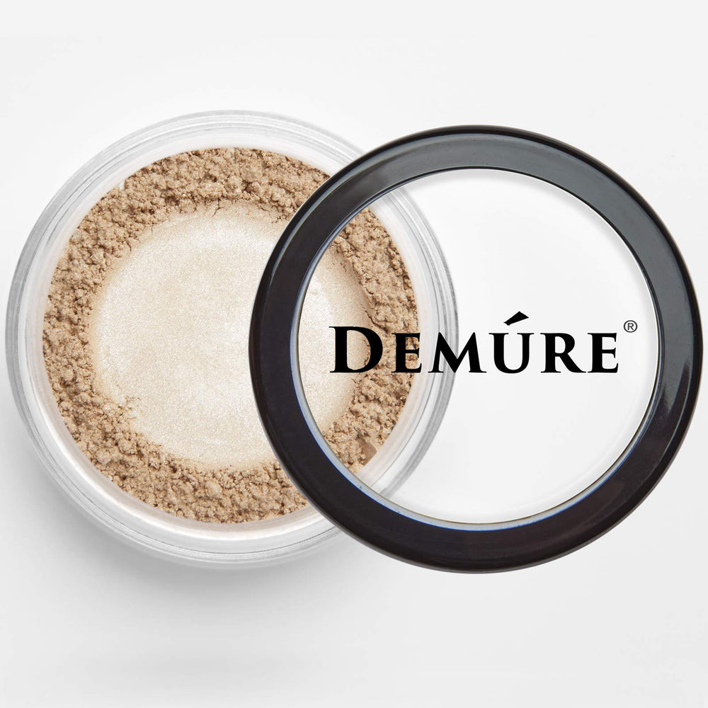 DEMÚRE Loose Powder Eye Shadow application demonstrates easy, blendable color.