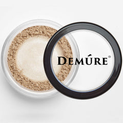 DEMÚRE Loose Powder Eye Shadow application demonstrates easy, blendable color.