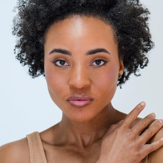 Tone Tan swatch of DEMÚRE mineral finishing powder showing smooth texture for natural finish.
