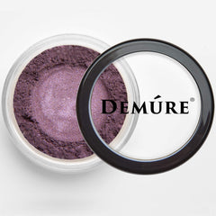 DEMÚRE eyeshadow brush application demonstrates easy blending and smooth finish