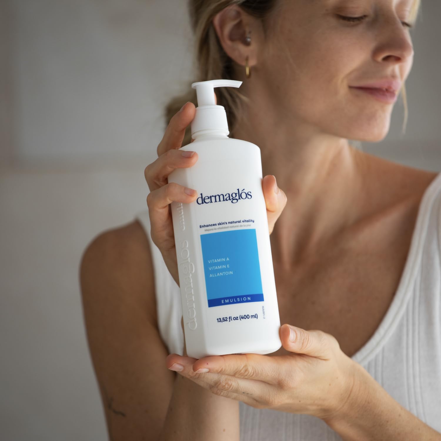 Dermaglós lotion supports skin resilience around stretch marks.