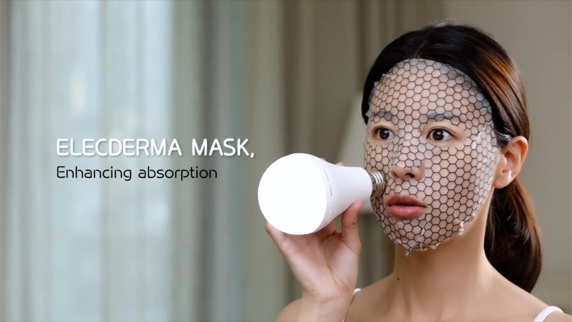 DOLDORI Roll Mask in action shows easy downward unrolling for clean application
