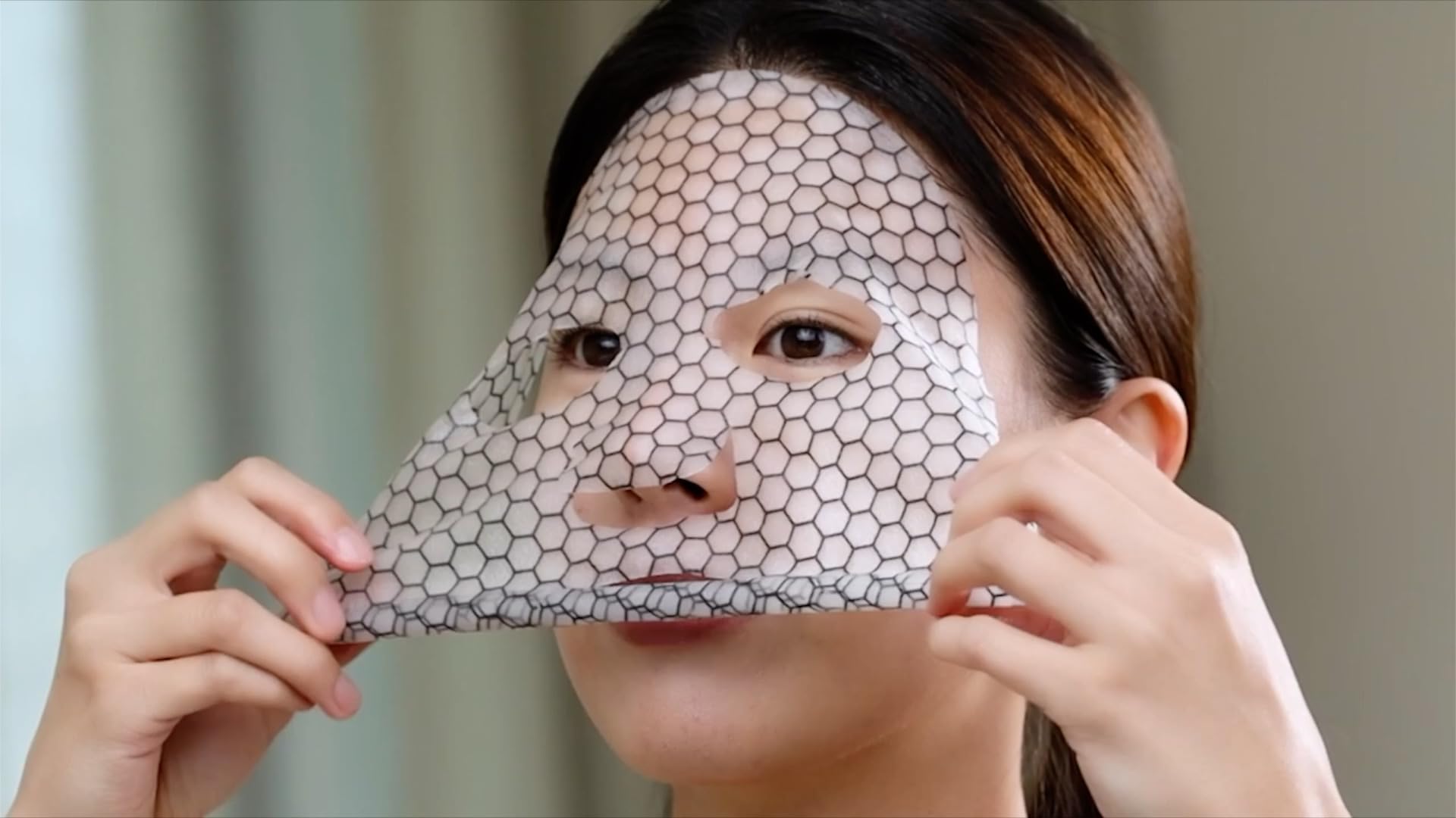 DOLDORI Roll Mask highlights a 9 collagen complex for fuller-looking skin
