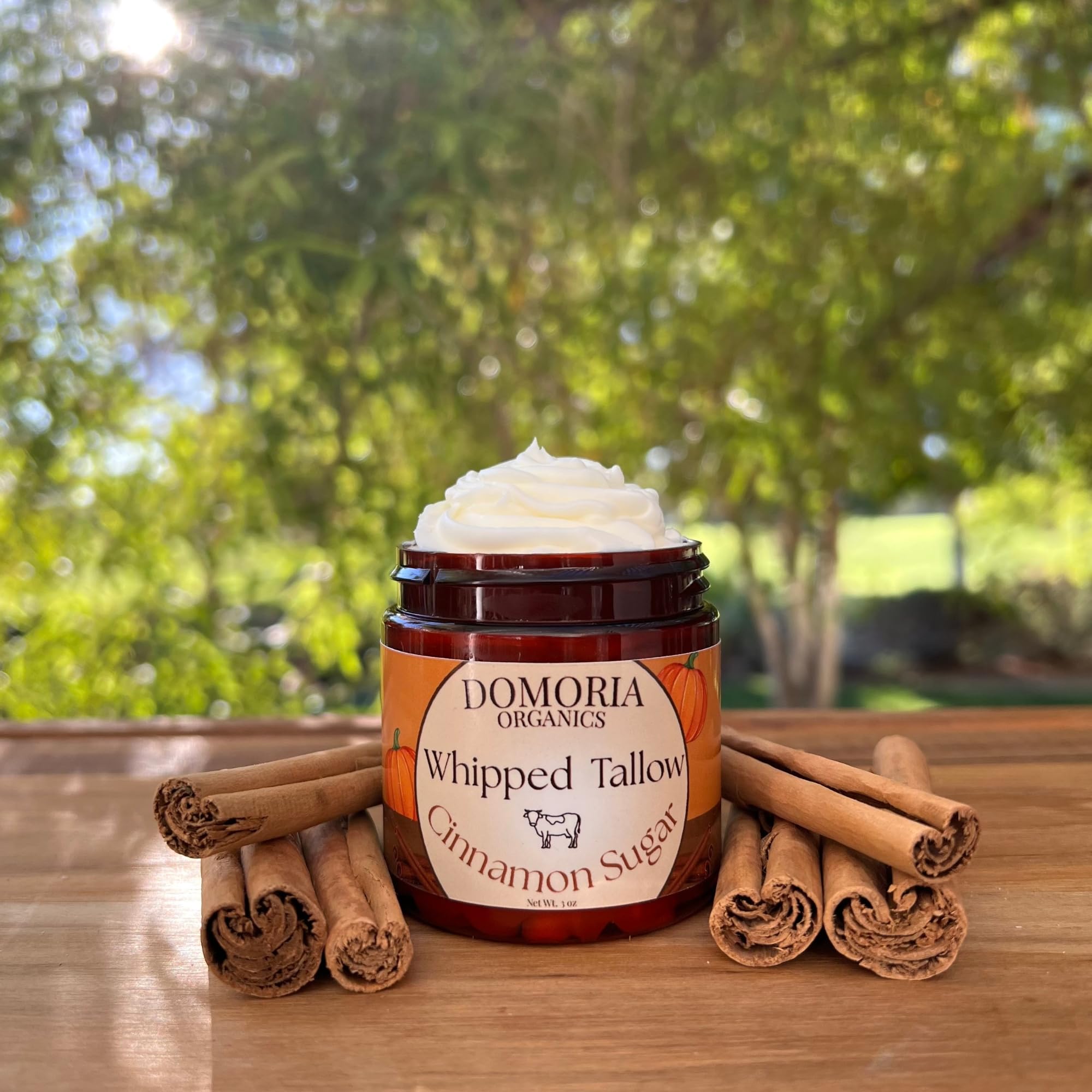 Domoria Organics label close-up highlights cinnamon sugar scent and natural ingredients