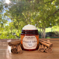 Domoria Organics label close-up highlights cinnamon sugar scent and natural ingredients