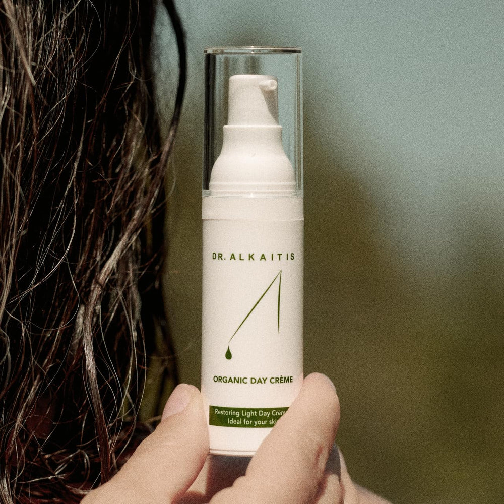 Close-up of Day Crème texture showing smooth, non-greasy finish.